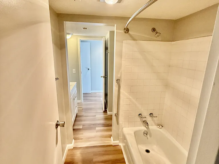 2400 S Detroit Ave #7 — Photo 9
