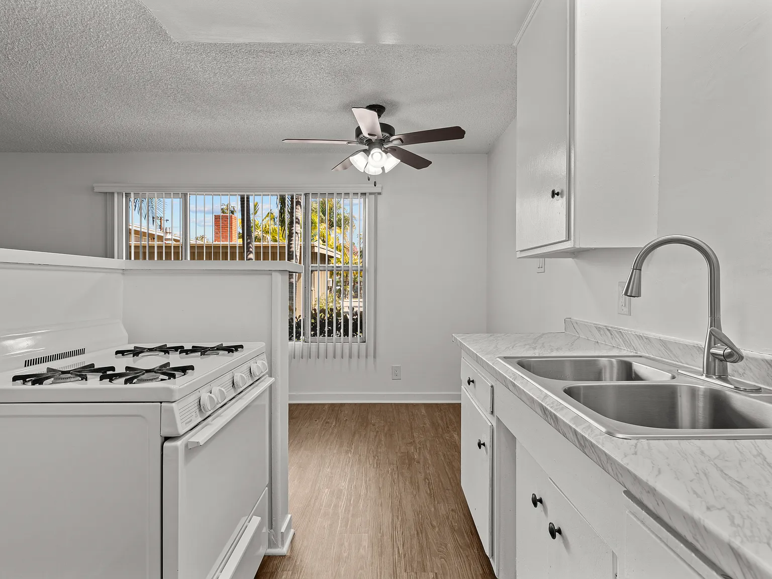 Tropicana Apartments — Photo 4