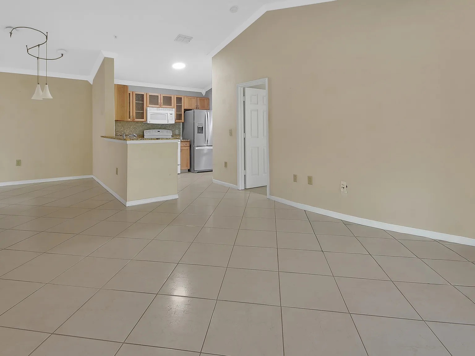 940 Village Trl — Photo 4