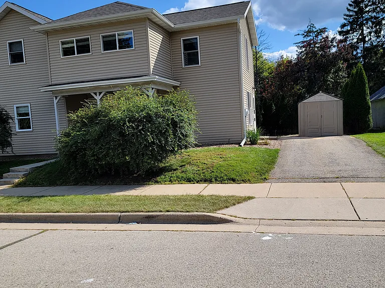 821 W South St — Photo 2