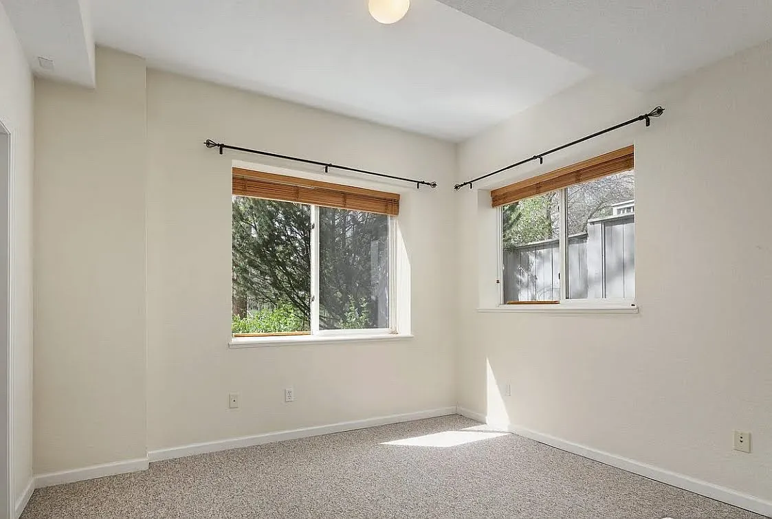 4866 Franklin Dr — Photo 2