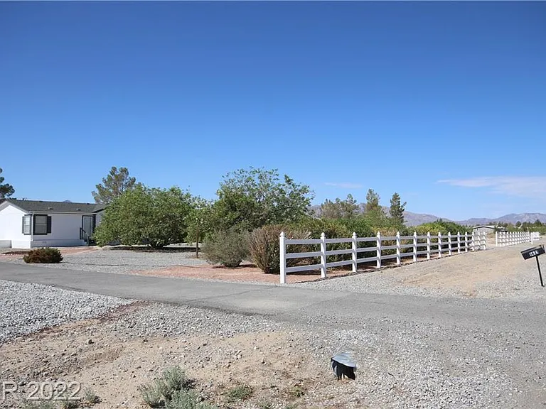 1421 E Gamebird Rd — Photo 4