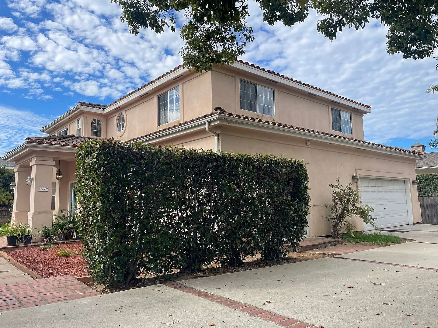 Beautiful Spacious 5 Bedroom, 4 Bathroom House Centrally Located — Photo 2