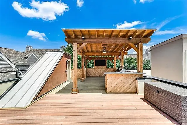 1008 Allen St — Photo 4