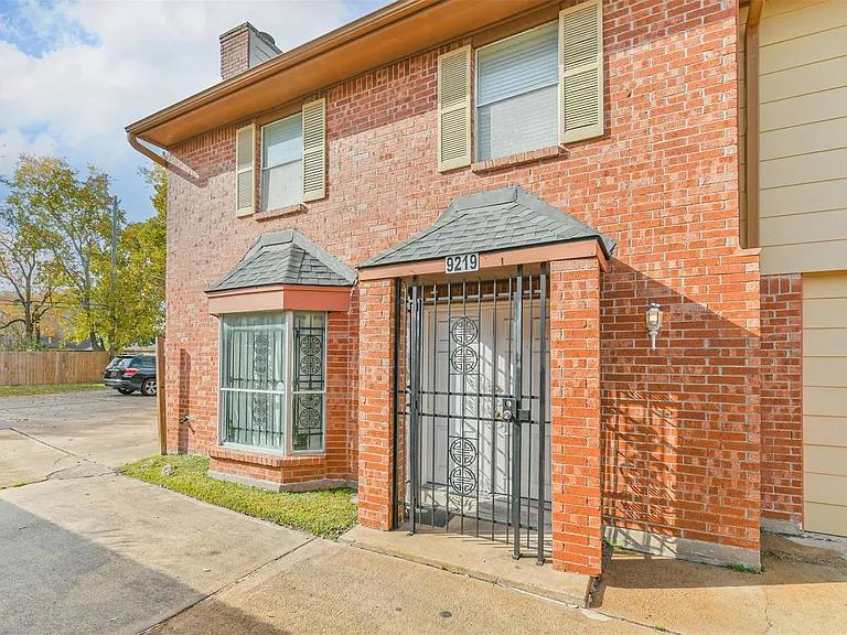 9219 Carousel Ln — Photo 3