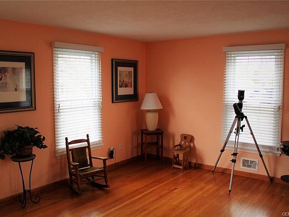 2nd image of 6059 Holly Ln