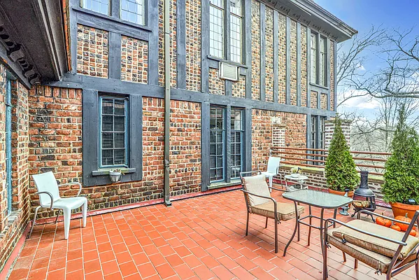 Sold by Hillel Realty Group | media 18