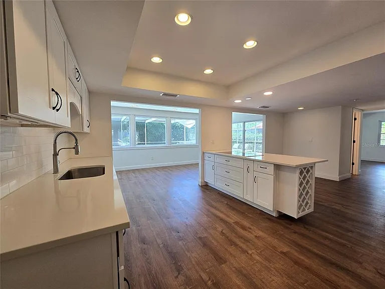 300 Cypress Creek Cir — Photo 7