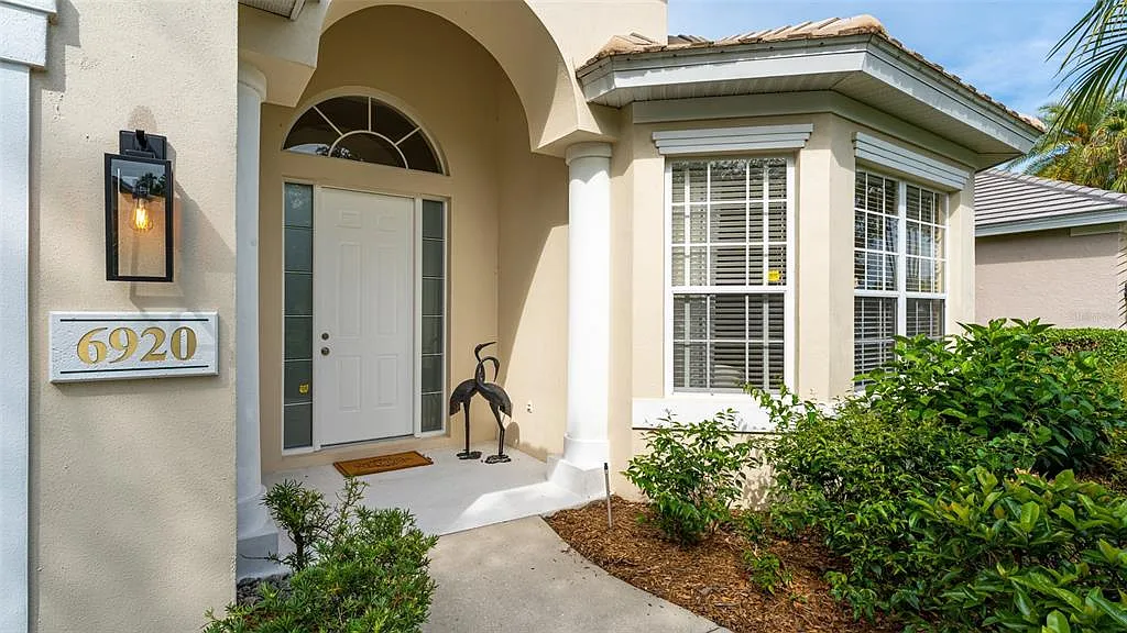 3 bed, 2.0 bath, 2044 sqft, $8,300 — Photo 4