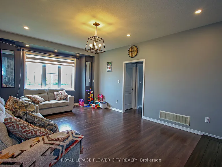 81 Baffin Cres — Photo 12