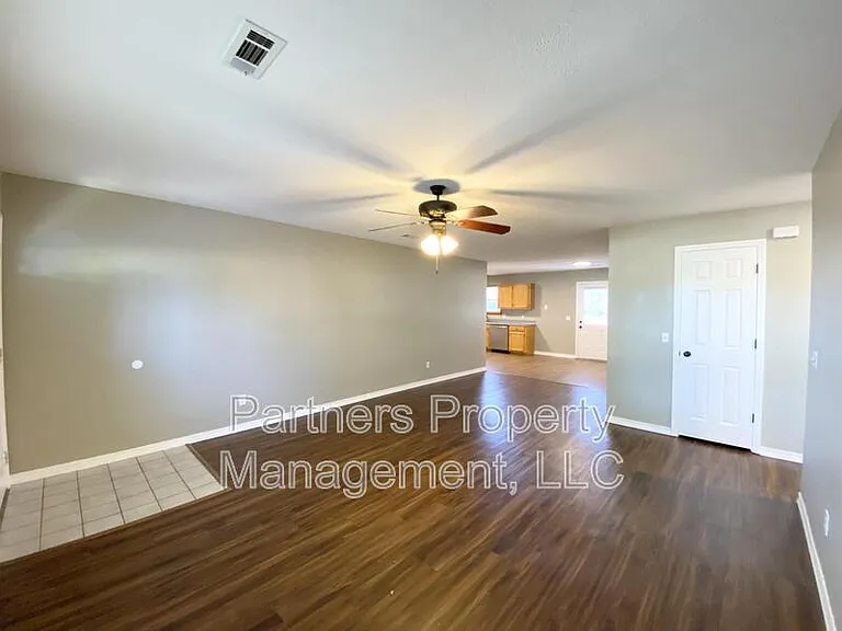 831 N 54th Ave — Photo 2