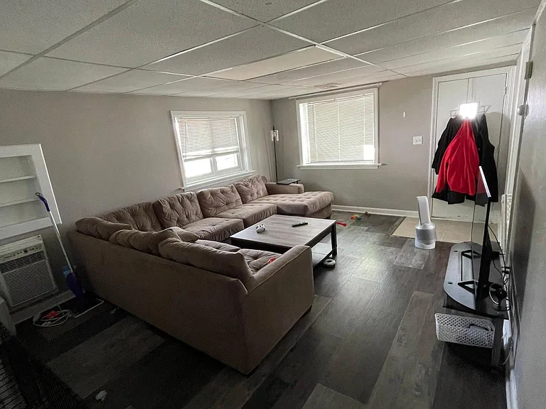 1818 Schiller Ave — Photo 9