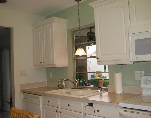 5th image of 607 SW 21st Cir