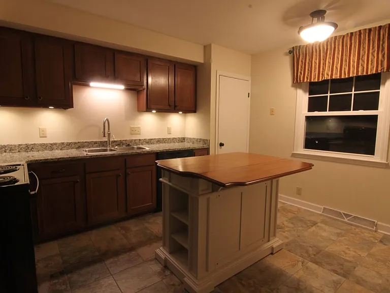 853 Thackeray Trl — Photo 7
