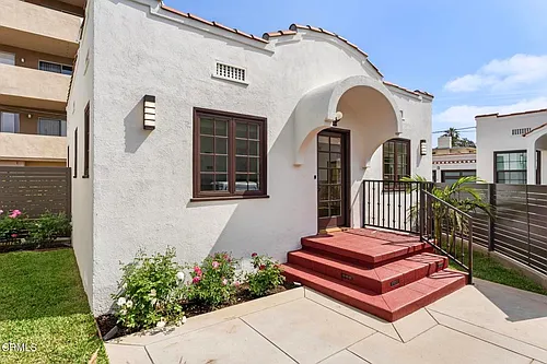 520 S Los Robles Ave #4 Photo 1