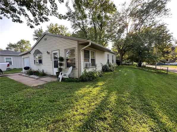 3302 Iroquois Ln, Saint Joseph, MO 64503