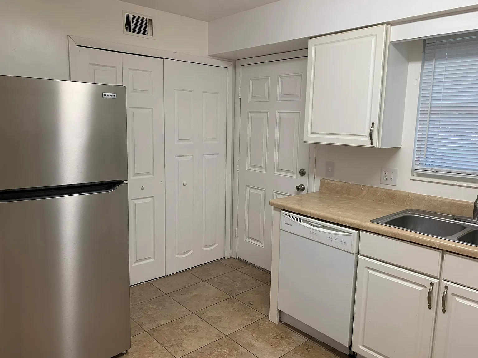 2 bed, 1.5 bath, 1060 sqft, $1,240 — Photo 4