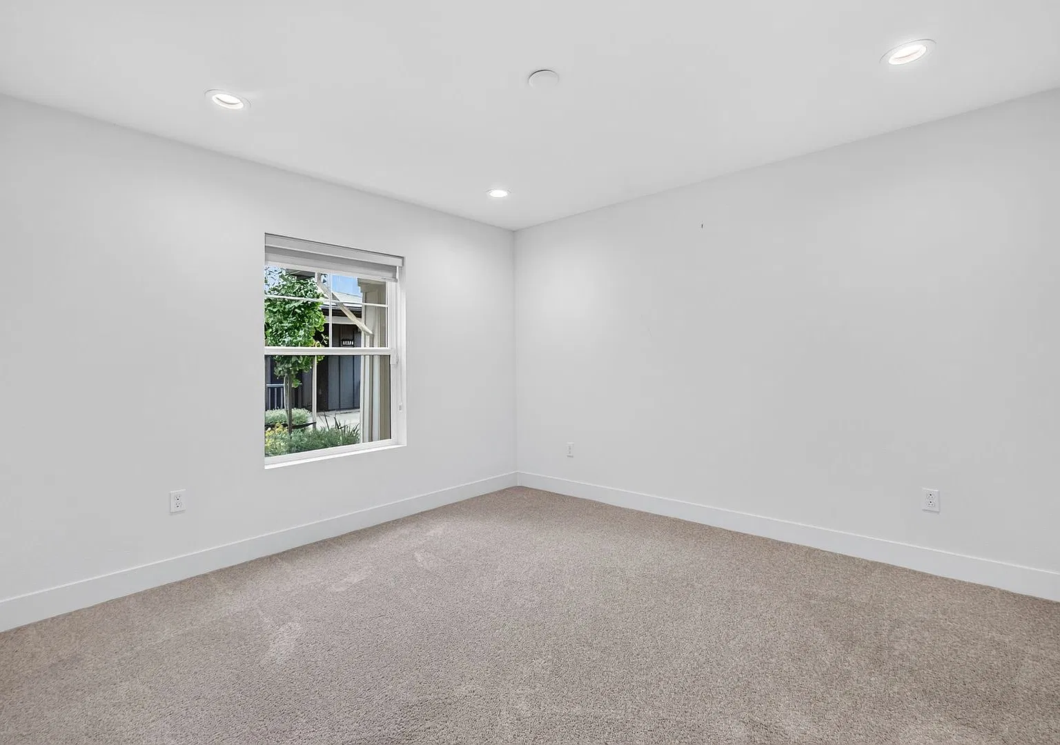 Luxury 4BD/3.5BA Townhome in Penny Lane | Private Mid-Unit | Solar | Near BART — Photo 4