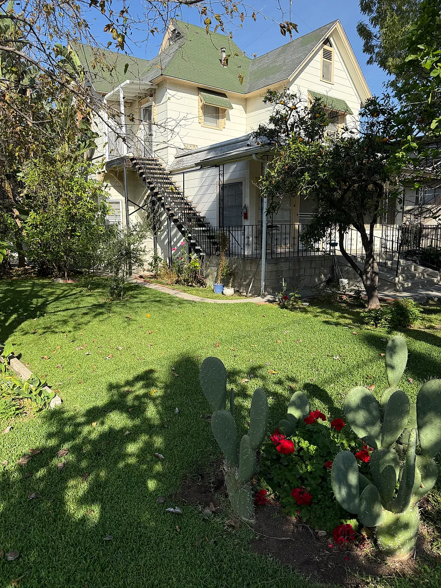 Building Photo - 1393 N Marengo Ave #A