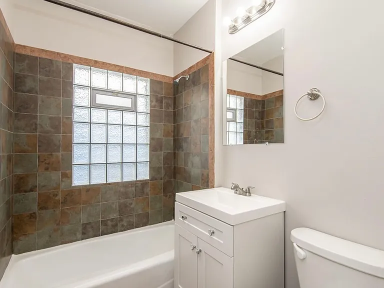 1022 Goold St — Photo 9