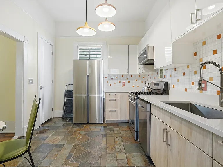 524 E Henry St — Photo 16