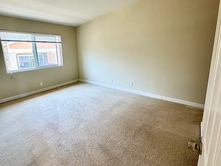 San Remo Apartments — Photo 12