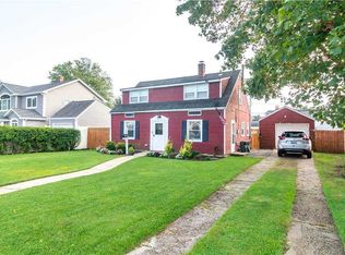 18 Spring Ln, Levittown, NY 11756