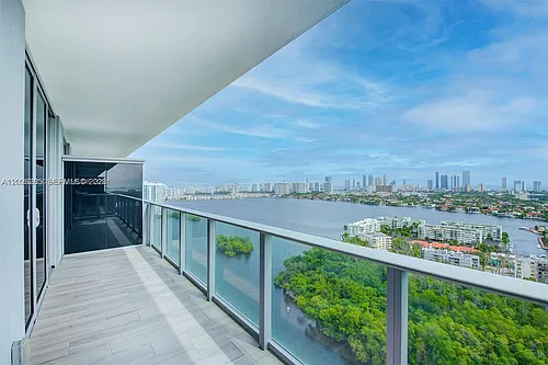 16385 Biscayne Blvd Photo 1