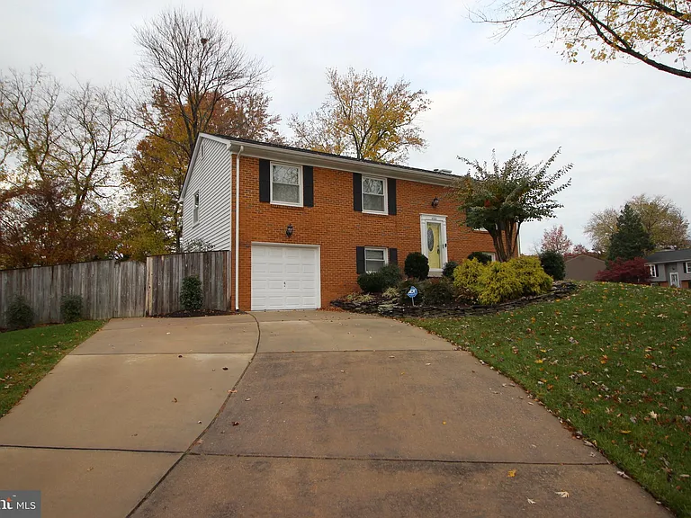 4500 Lantern Pl — Photo 2