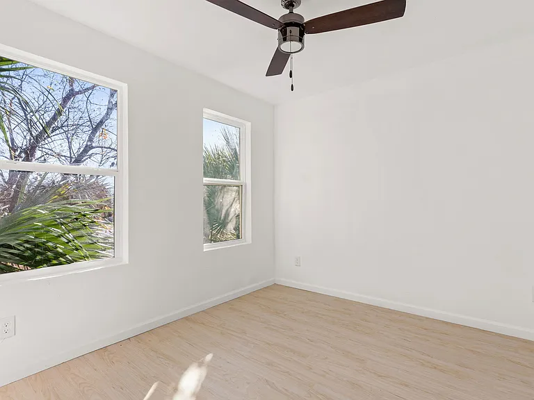 1005 Essex St #202 — Photo 12