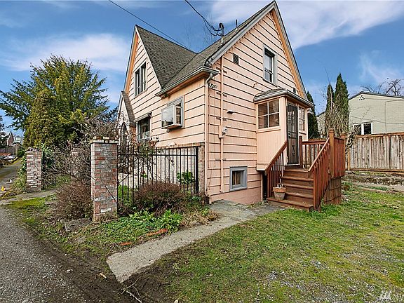 3rd image of 2618 Glenwilde Pl E