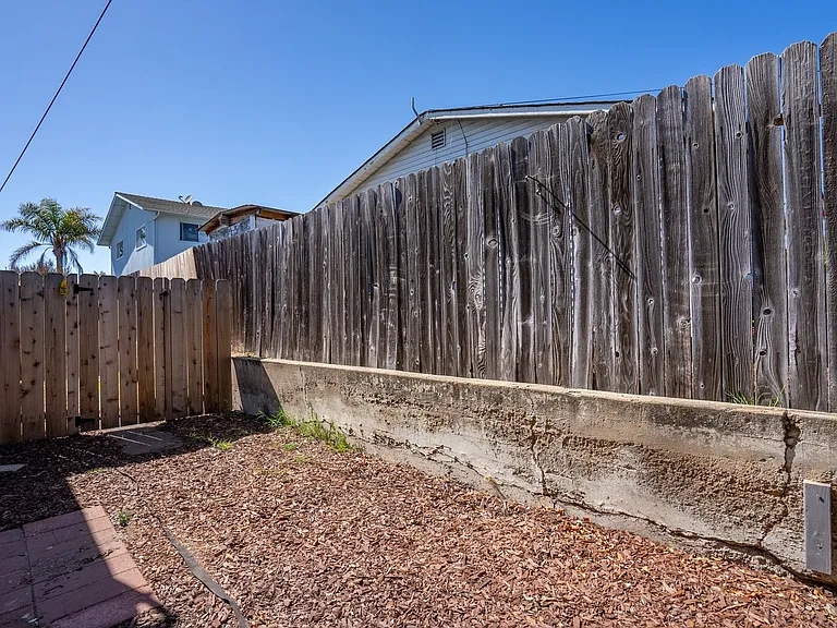 359 N 16th St — Photo 36