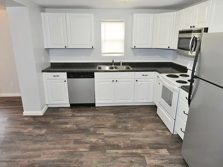 119 N Johnson Ave — Photo 2
