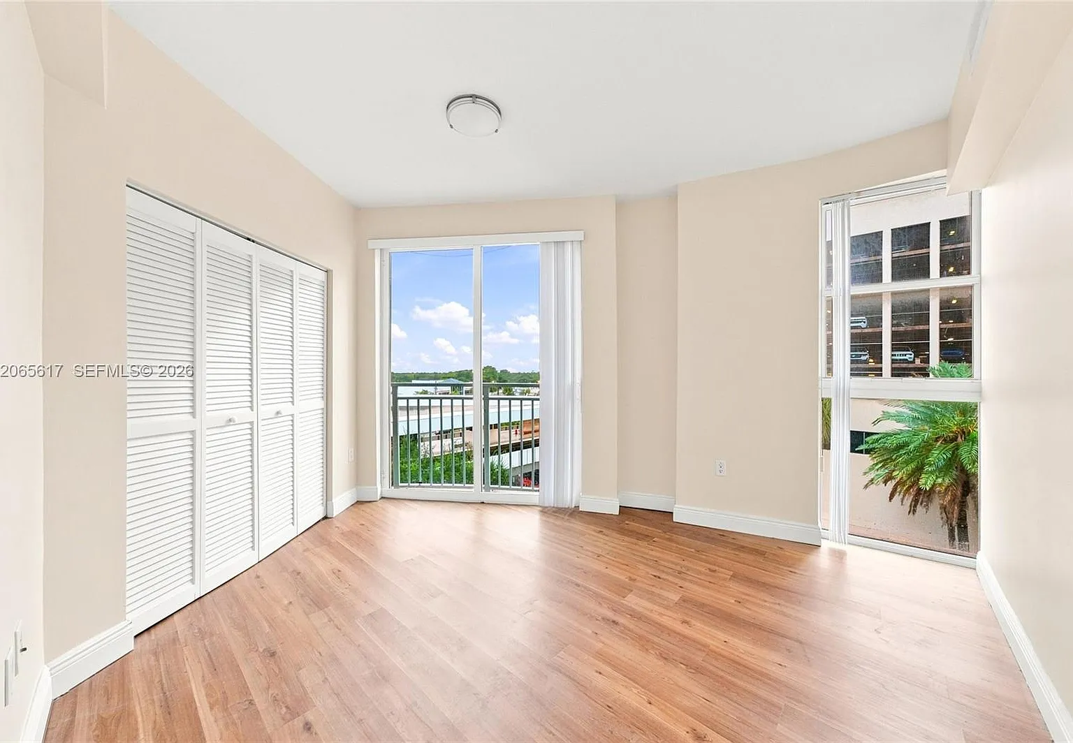 Downtown Dadeland Condo N — Photo 4