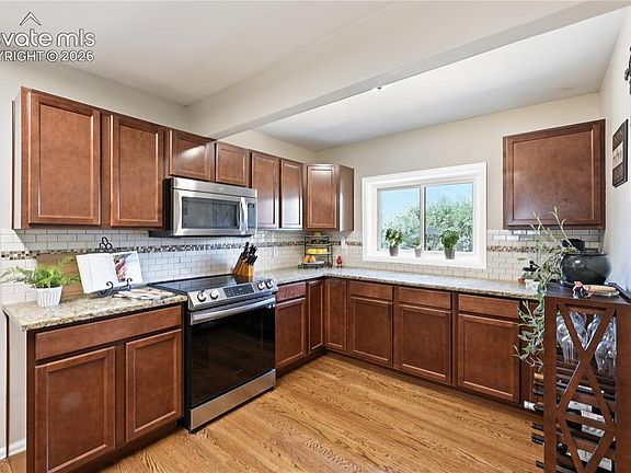 5th image of 306 Sutherland Pl