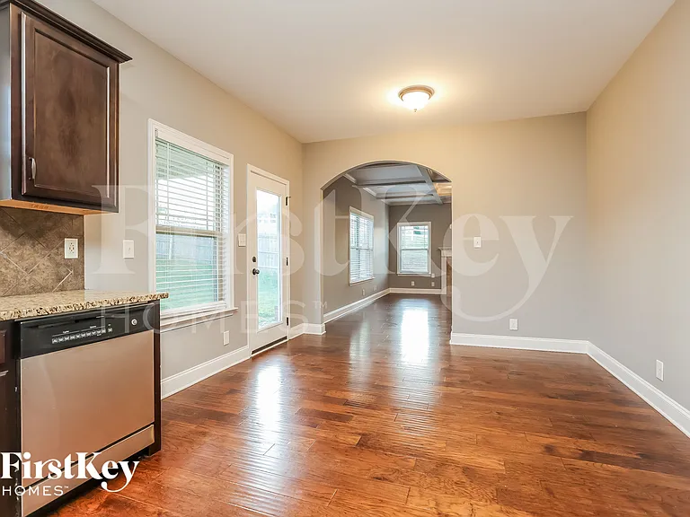 1499 Amberley Dr — Photo 7