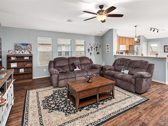 4th image of 800 Riverhead Dr