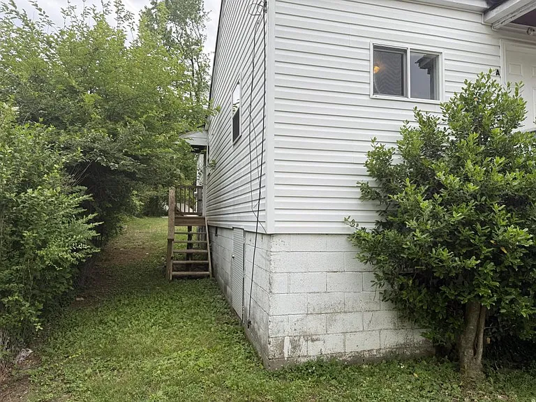 212 Morgan Pl — Photo 2