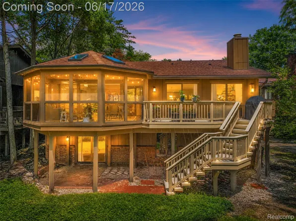 3709 Wabeek Lake Dr W, Bloomfield Hills, MI 48302