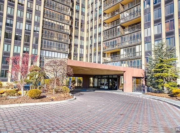 3rd image of 300 Winston Dr APT 1516