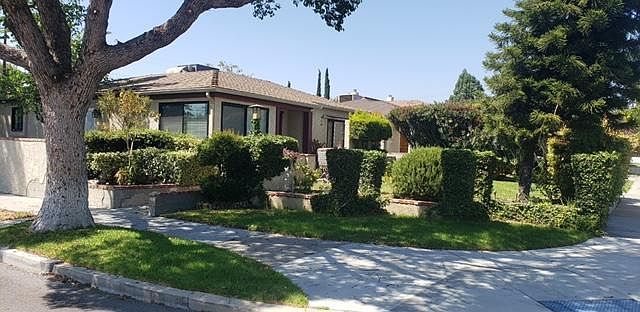 1st image of 1301 N Beachwood Dr