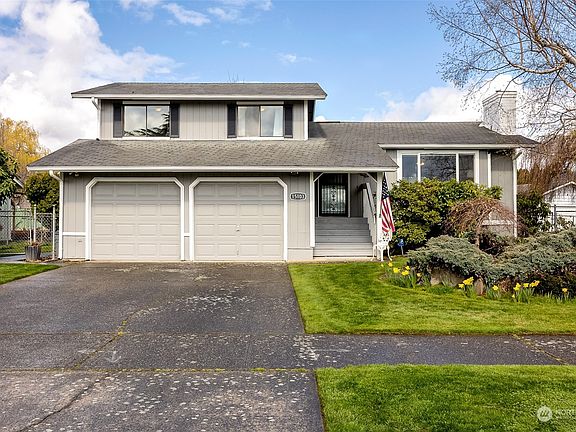 With an attached 2 car garage and driveway parking, there is plenty of room for resident and guest parking.>