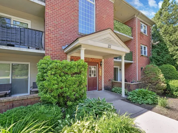22 Maple Crest Cir APT J, Holyoke, MA 01040