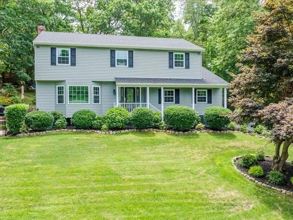 8 Frost Lane, Wading River, NY 11792