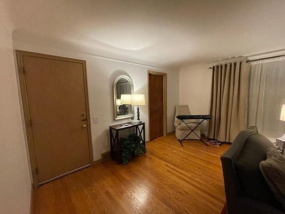 Living room (w/door to walk in closet)