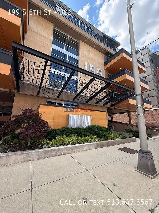 Live right in Downtown Columbus in this 2 BR 2 BA filled with natural sun light and modern elegance — Photo 2