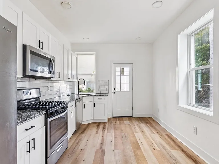 5521 Media St — Photo 6