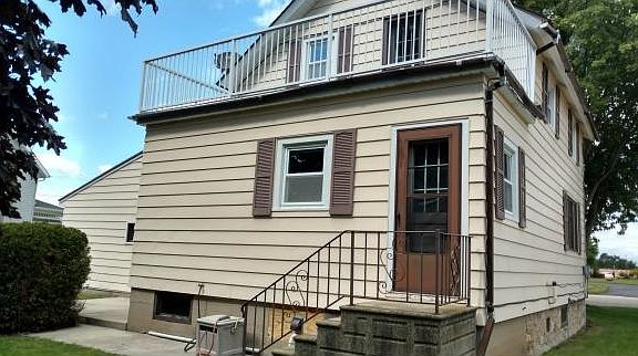 REAR ENTRANCE WUPPER BALCONY