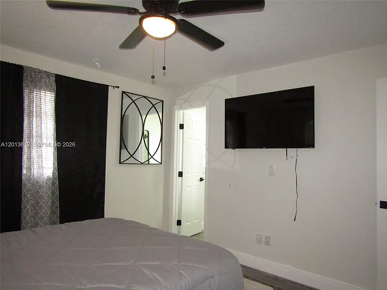 2447 Messina Ave — Photo 14