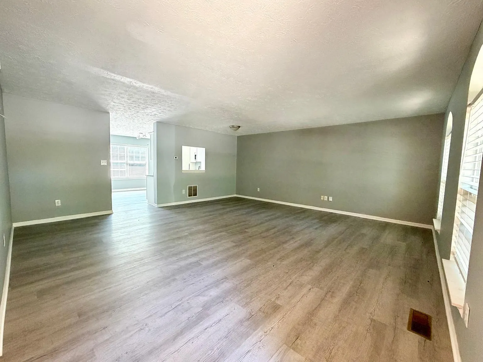 3 bed, 2520 sqft, $1,950 — Photo 2